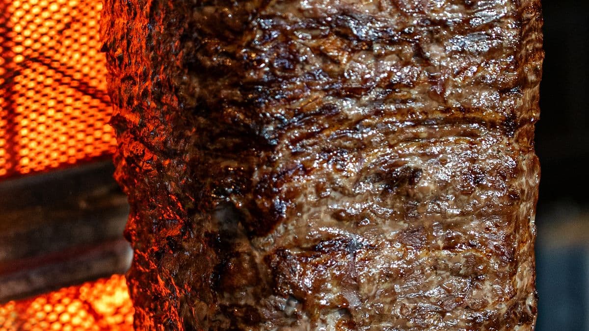 Frisch zubereiteter Kebab in einem Imbiss